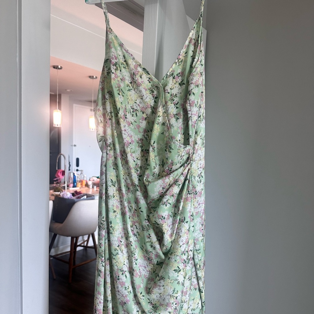 BCBGeneration | NWT Women’s Medium Floral Green V-Neck Asymmetrical Midi Dress